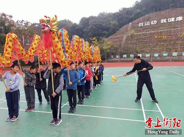 舞龍、剪紙、插花......衡陽技師學院結(jié)對金月完小藝術(shù)體育社團開課啦